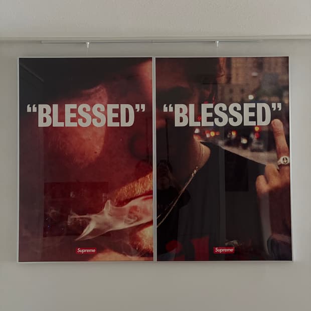 슈프림 “BLESSED" 액자 포스터