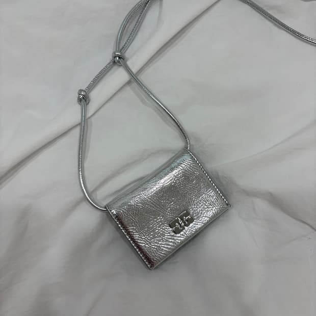 새상품) 가니 보 로고장식 크로스 지갑 실버