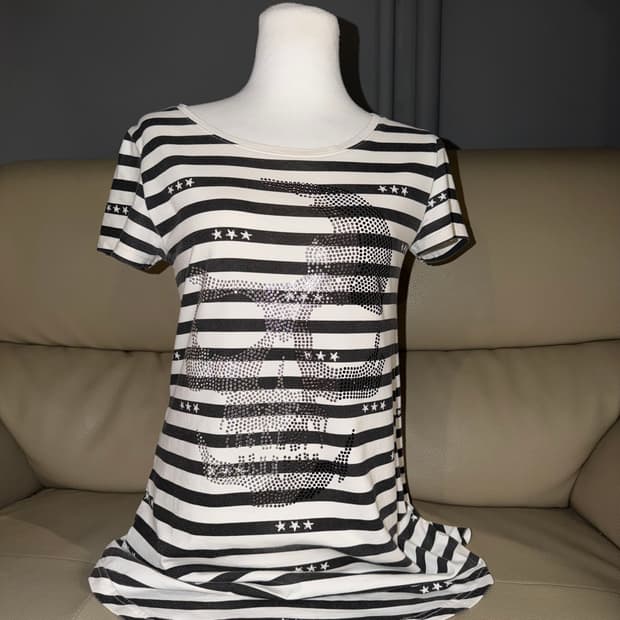 Skull cubic point stripe pattern top