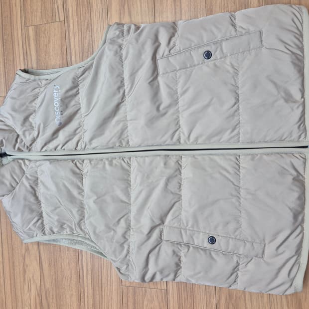 디스커버리  패딩 조끼 판매합니다
품번은 DWDV76061D이고, 사이즈