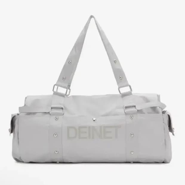 다이닛 더플백 DEINET LOGO DUFFLE BAG IN GREY