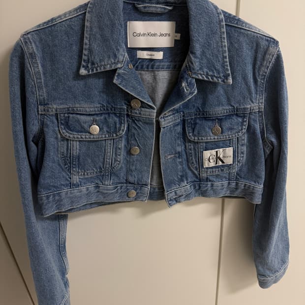 제니 착용 CK 미드블루 크롭 90s 데님 재킷 J220658