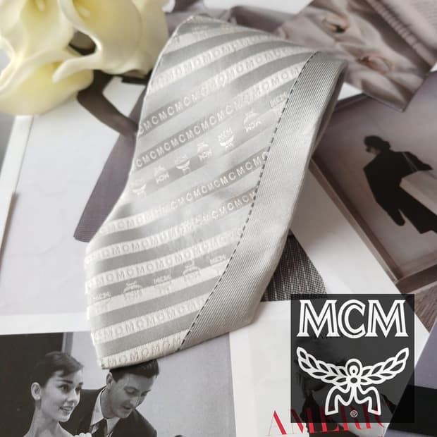 엠씨엠 실크 실버 사선 로고 패턴 넥타이 9cm A등급 A19638
