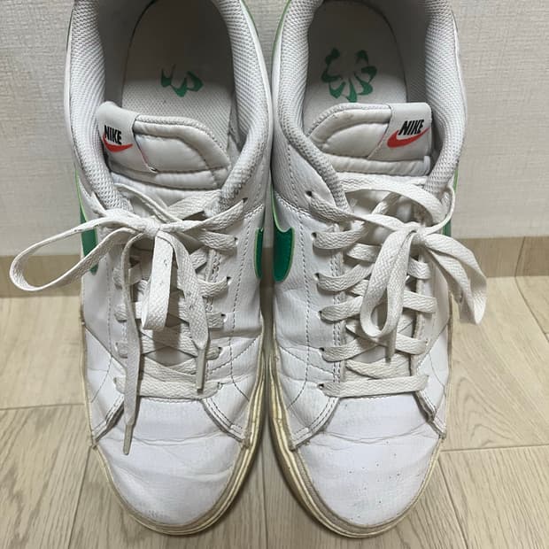 나이키 코트 비전 로우 스니커즈입니다