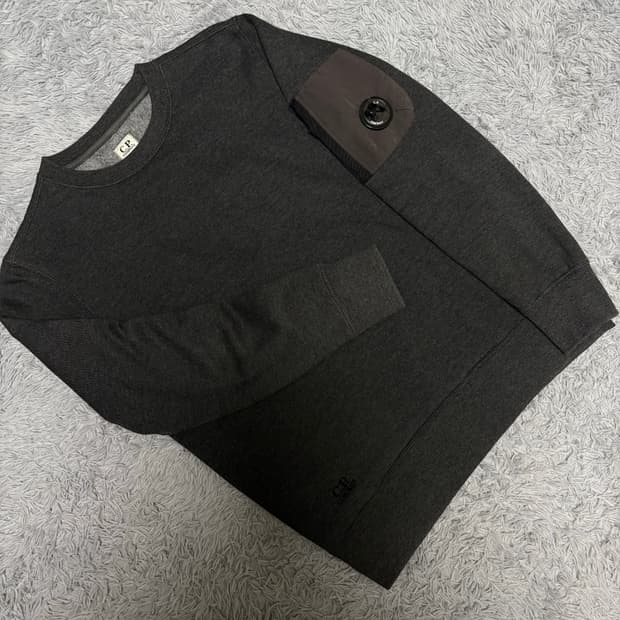 CP컴퍼니 렌즈 와펜 맨투맨