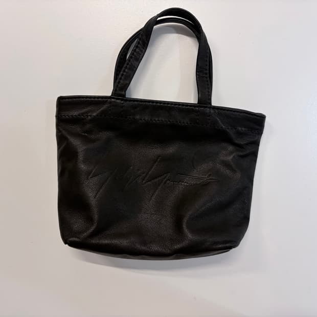 요지야마모토 디스코드 디보싱 로고 레더 미니백