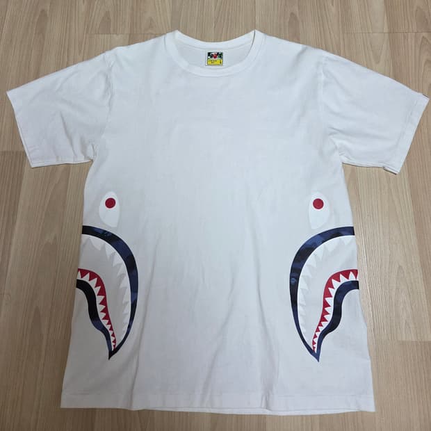 베이프 플로럴 카모 사이드 샤크 티셔츠 화이트