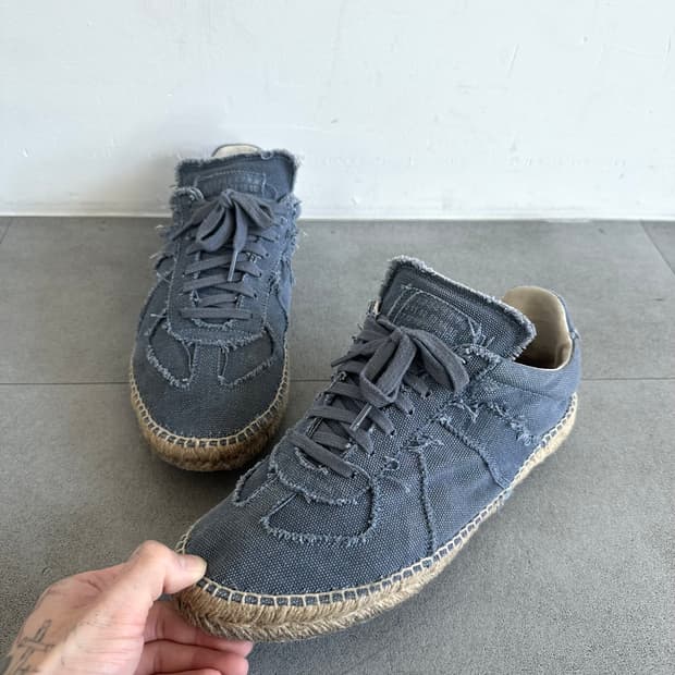 메종 마르지엘라 더스티 블루 에스파듀 스니커즈