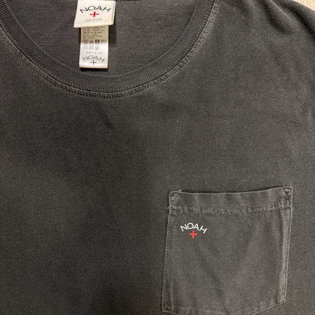 노아(noah) 챠콜컬러 피그먼트 코어로고 포켓티셔츠