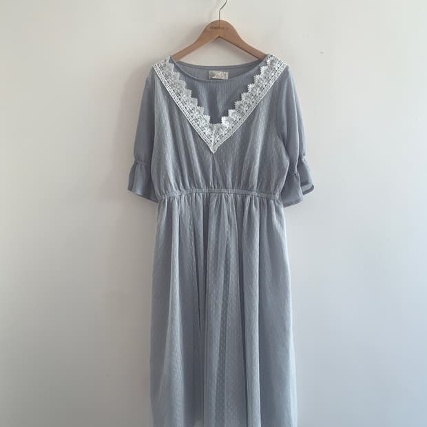 Dot v lace collar dress