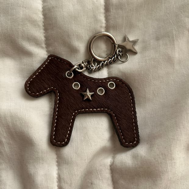 샌드뮤지엄 PONY KEYRING [Brown]