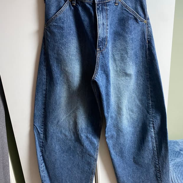 해칭룸 커브드 데님팬츠