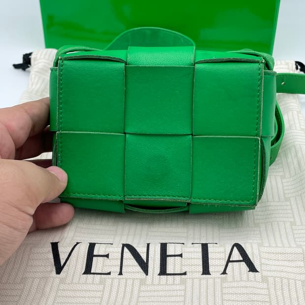 [ 정품 / 풀구성 ] 보테가베네타 미니 카세트백 그린
