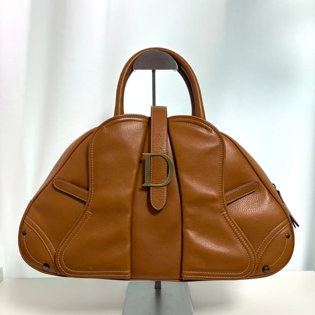 디올 새들 볼러백 카멜