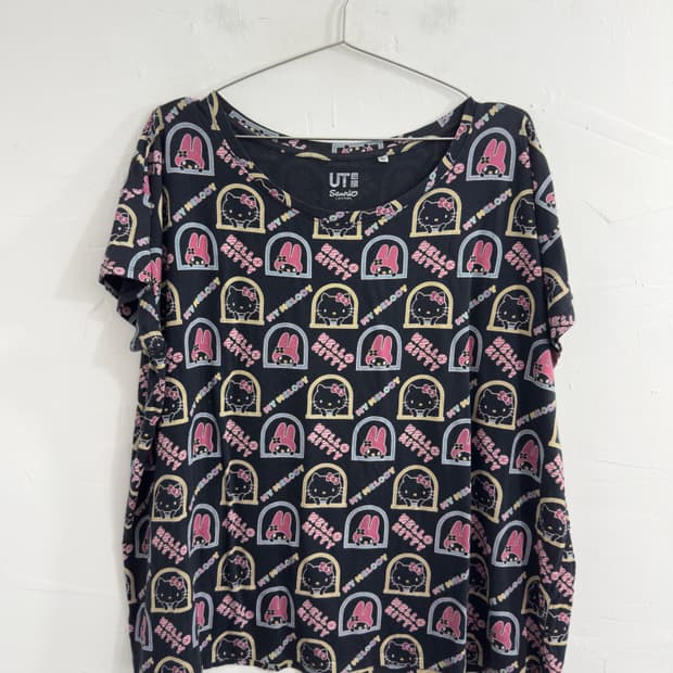 ut x sanrio printing top