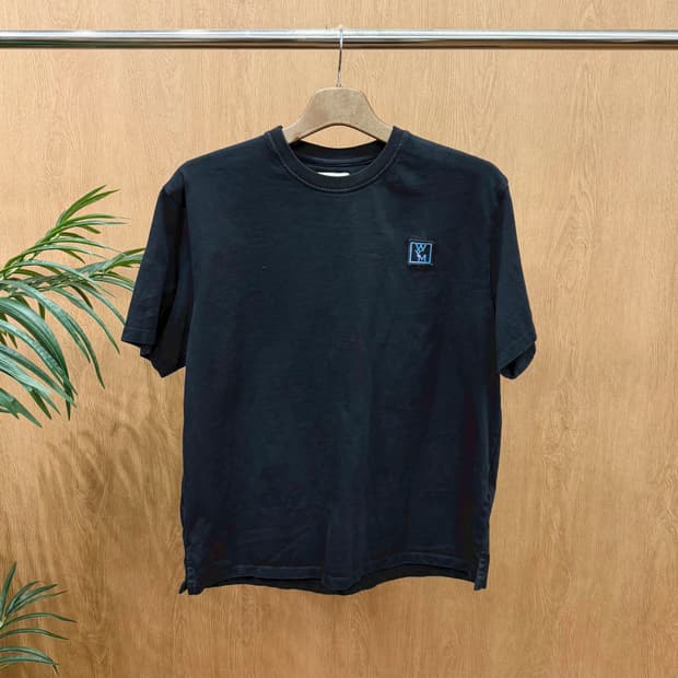 우영미 코튼 반팔 티셔츠 로고 패치 프린팅 라운드넥 디테일 블랙