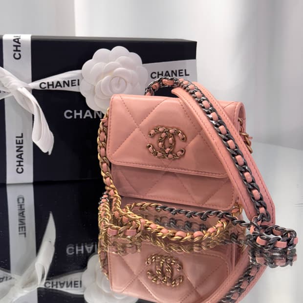 샤넬 19 체인 지갑 램스킨 플랩백 베이비 핑크