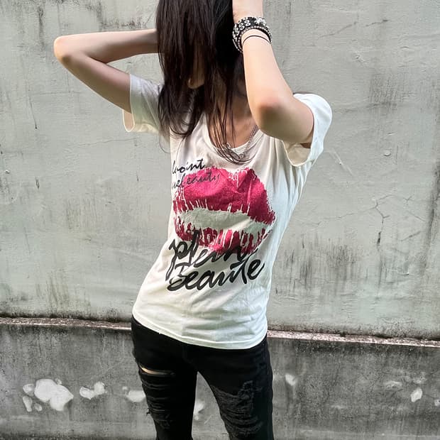 LEPOINT Kiss Graphic Tee