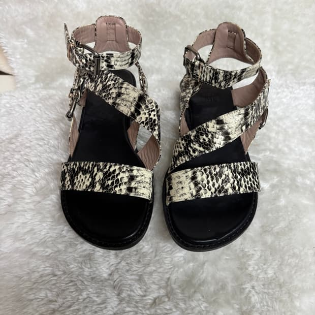 헬레나앤크리스티 뱀피 무늬 스트랩 샌들