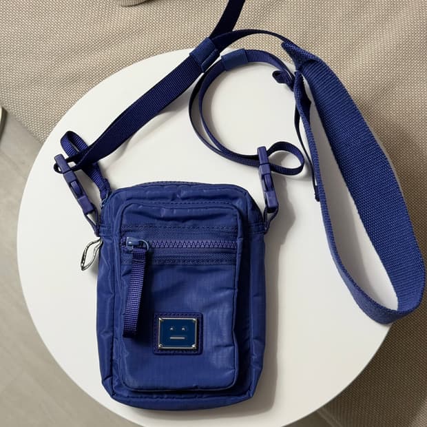 아크네 스튜디오 크로스백 유럽한정컬러