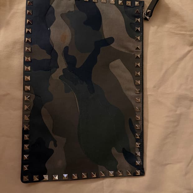 발렌티노 카모 클러치