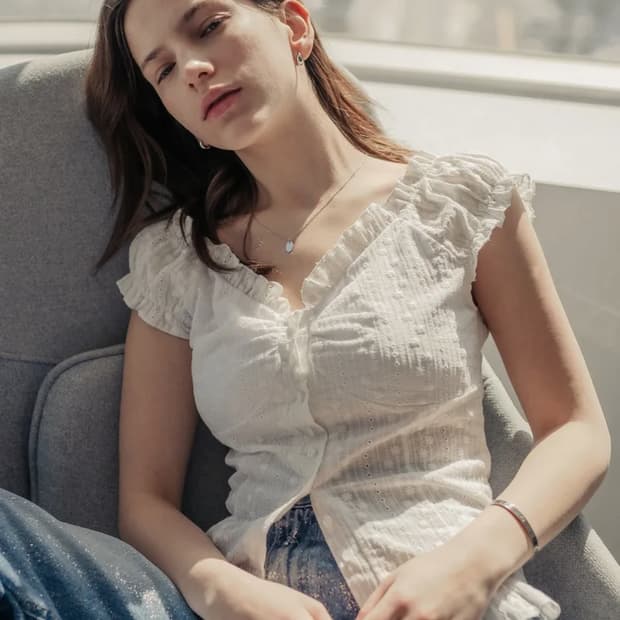 새상품)) 웨이브 셔링 퍼프 블라우스 플라워 화이트