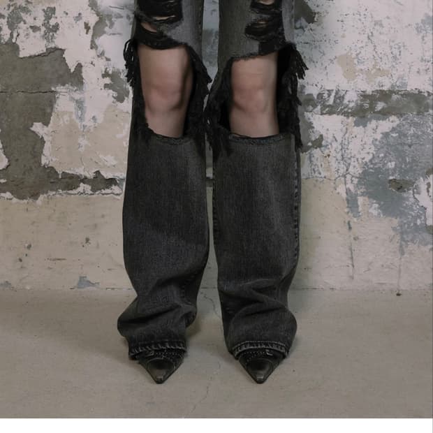 DISTRESSED DEEP GRAY JEANS