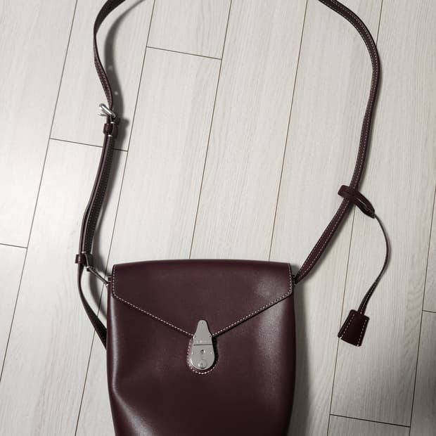 캘빈클라인 레더 버킷백

몇번 사용 안해서 사용감은 거의 없는데 보관하면