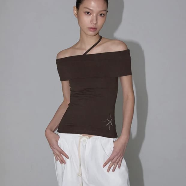 이네기 Embrace Off-Shoulder Top 오프숄더