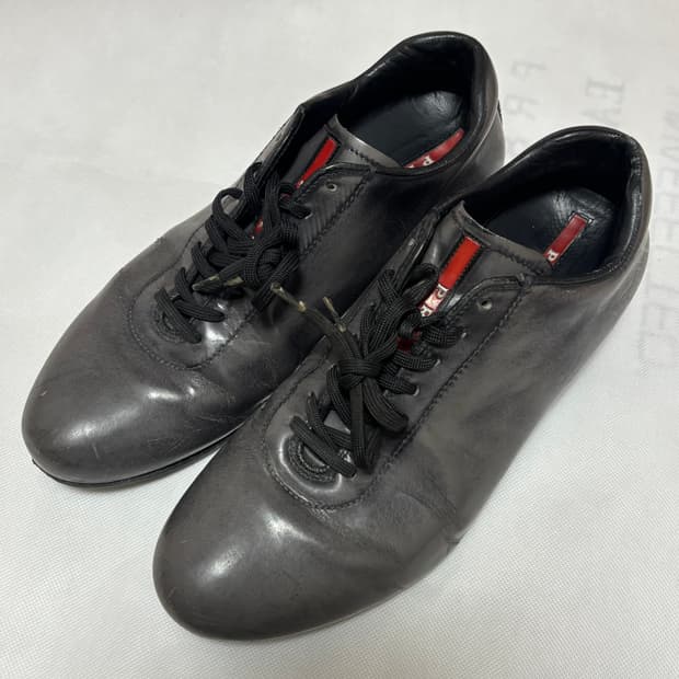 (255) 프라다 가죽 스니커즈 신발