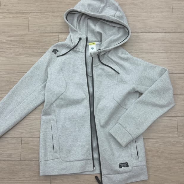 데상트 그레이 후드집업