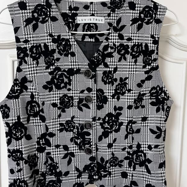 러브이즈트루 조끼 새상품