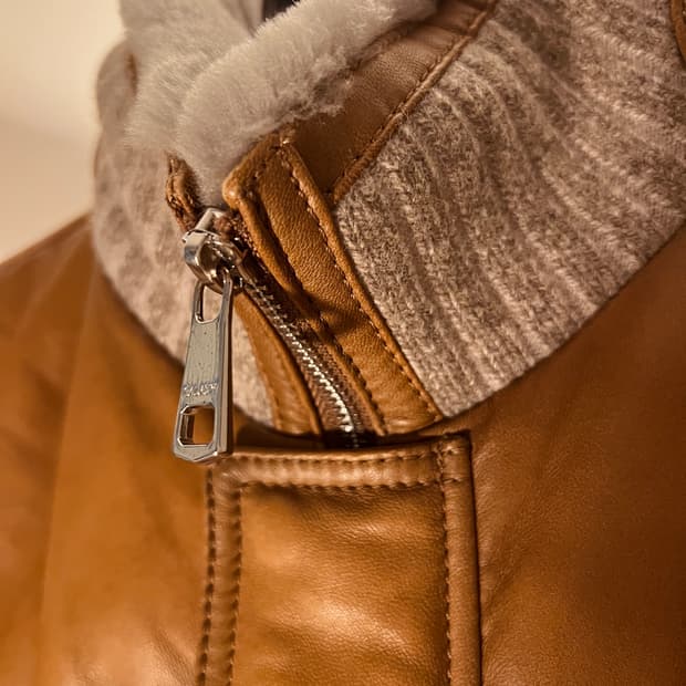 (완판모델) 갤럭시 라이프스타일 퀼팅 다운 가죽점퍼 브라운 95사이즈