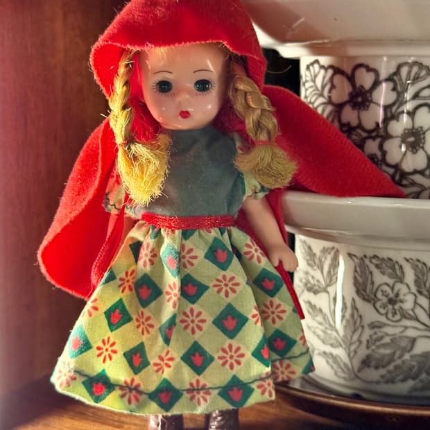 맥마담 빈티지 빨간 망토 인형