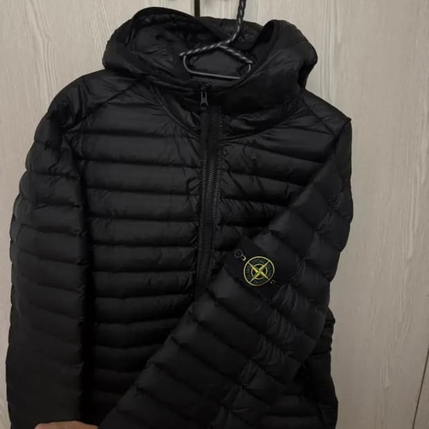 스톤 아일랜드 40324 룸 우븐 체임버스 R-나일론 블랙 패딩입니다