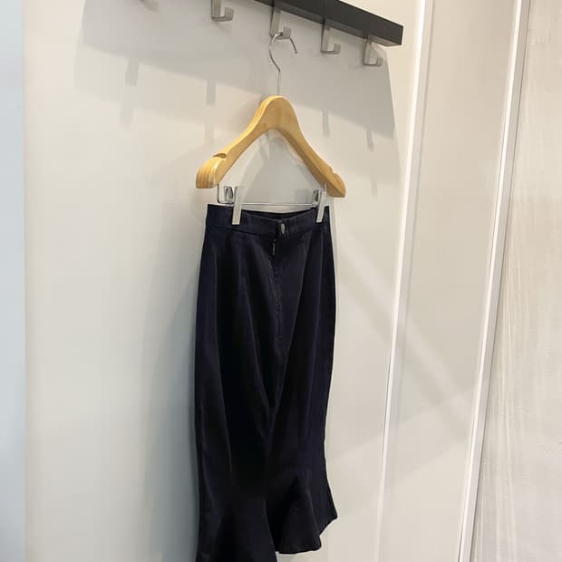 비비안웨스트우드 미디 스커트 밑단 플레어 실루엣 버튼 디테일 딥 네이비