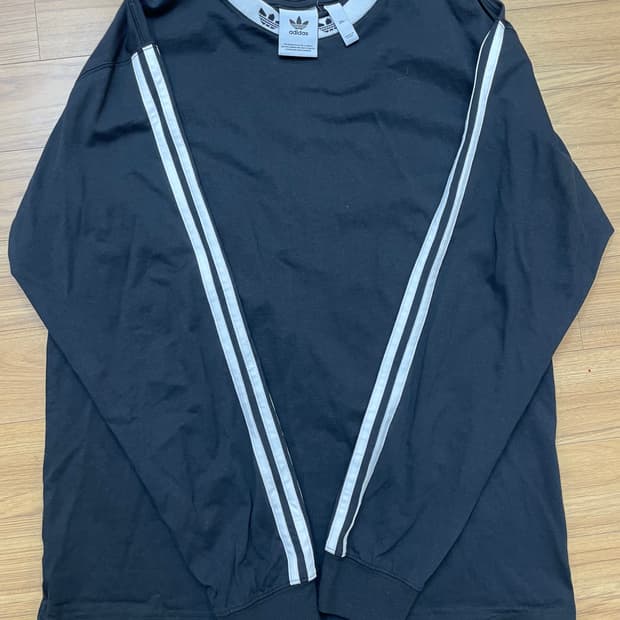 블랙 색상의 아디다스 긴팔 티셔츠입니다. 2XL 사이즈로, 흰색 삼선 포