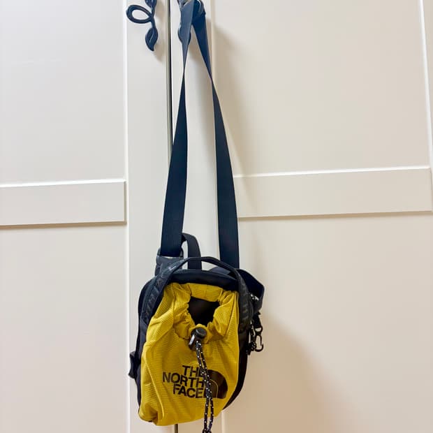 노스페이스 크로스색 가방 (gold yellow)