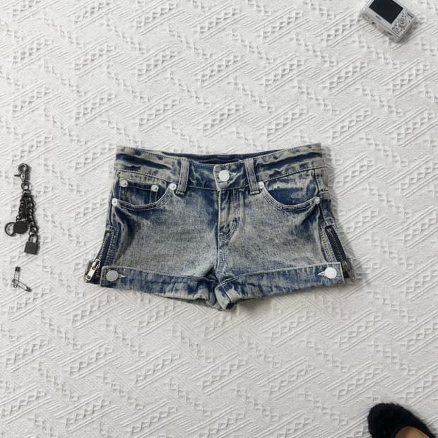 사이드 지퍼 디테일 워싱 데님 쇼츠