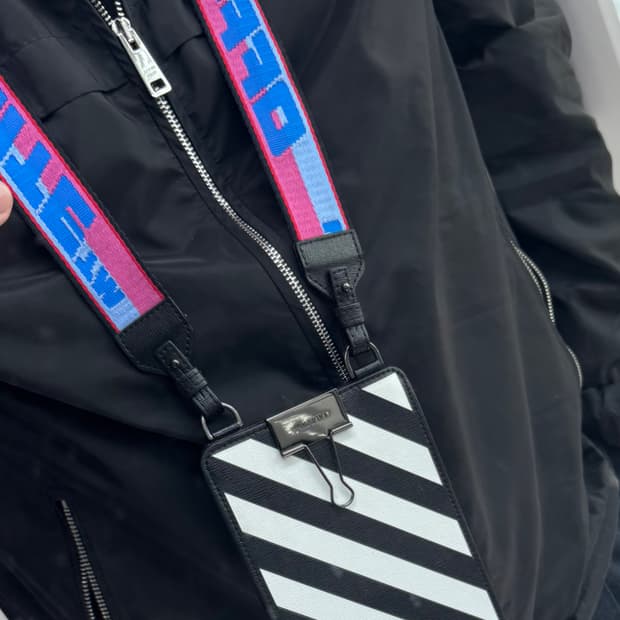 오프화이트 스트라이프 카드지갑 크로스백