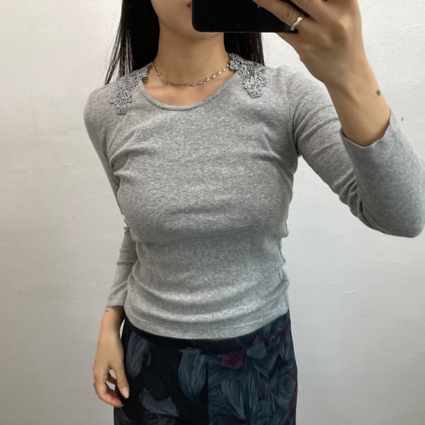 그레이 넥 자수 긴팔티