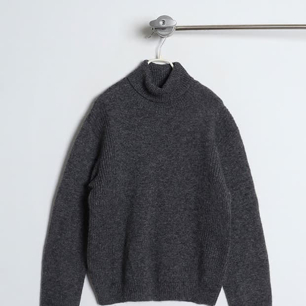 A.P.C 터틀넥 니트