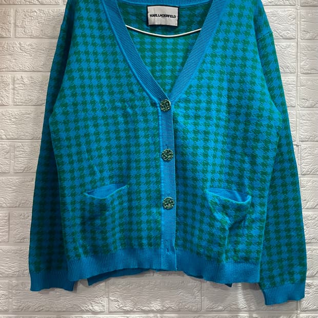 칼라거펠트 금장단추 니트가디건:)