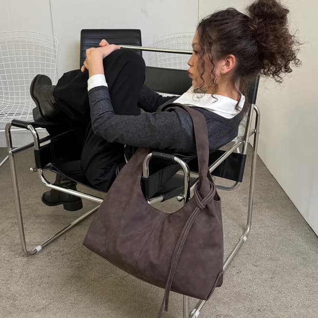 피시아 브라운 숄더백