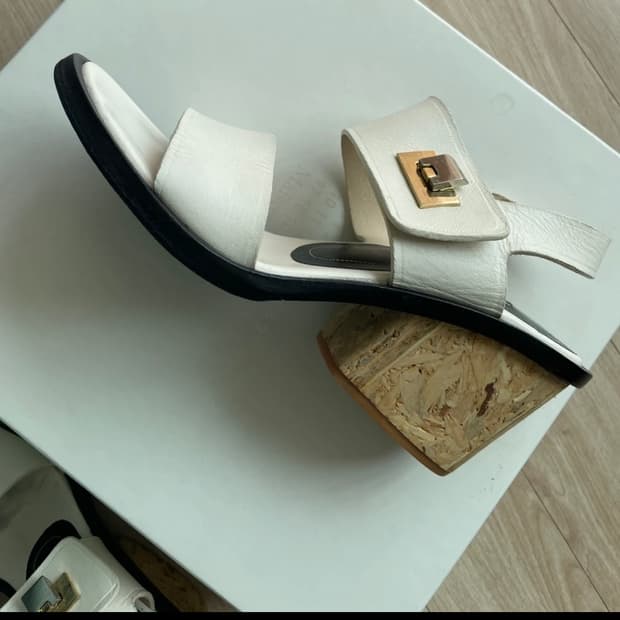 발렌시아가 가죽 샌들