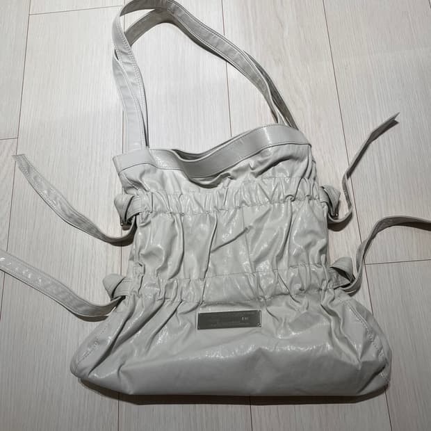 마뗑킴 포우 레더 씨쉘 백 아이보리