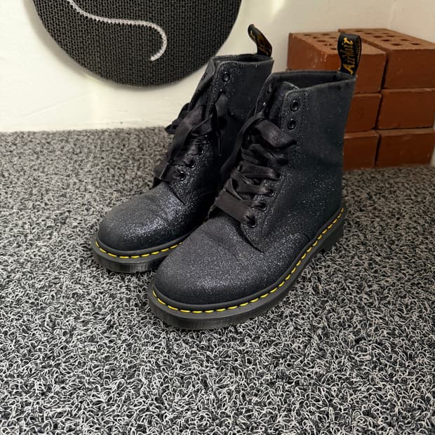 [닥터마틴] 파스칼 글리터 8홀 부츠 (Dr. Martens Pascal