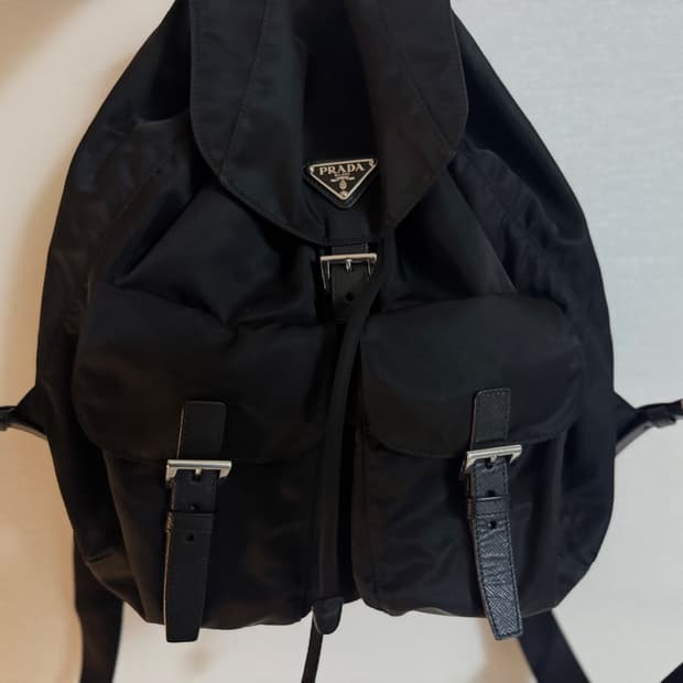프라다 리나일론 삼각로고 백팩 블랙(1BZ811)