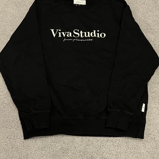 (XL) 비바스튜디오 자수로고 맨투맨 블랙