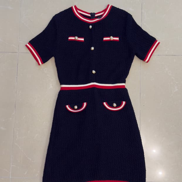 시슬리 진주버튼 배색 반팔 니트 원피스 네이비